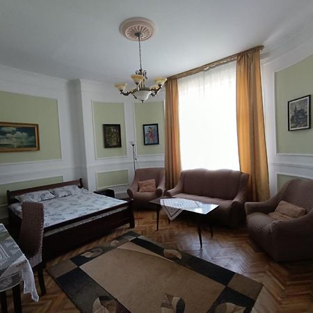 Старовинні Апартаменти У Центрі Міста Ujgorod Dış mekan fotoğraf
