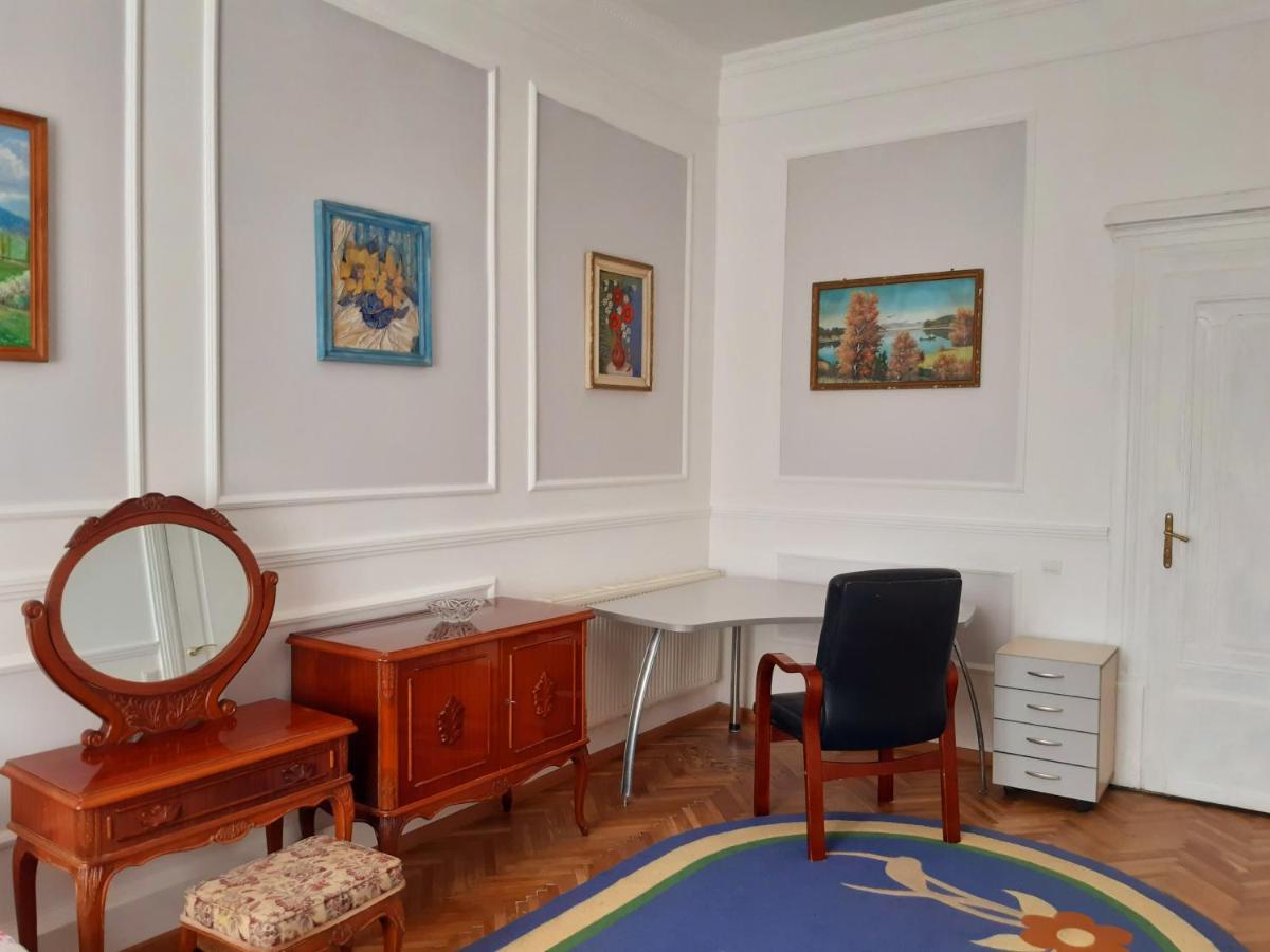 Старовинні Апартаменти У Центрі Міста Ujgorod Dış mekan fotoğraf